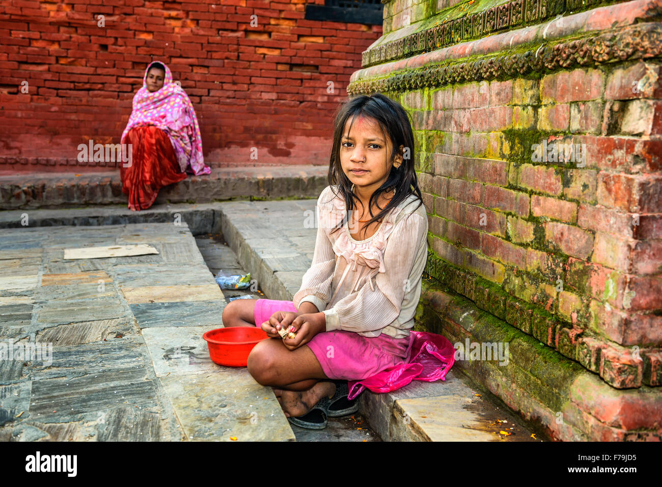 Junges Mädchen betteln um Almosen an Pashupatinath Tempel in Kathmandu Stockfoto