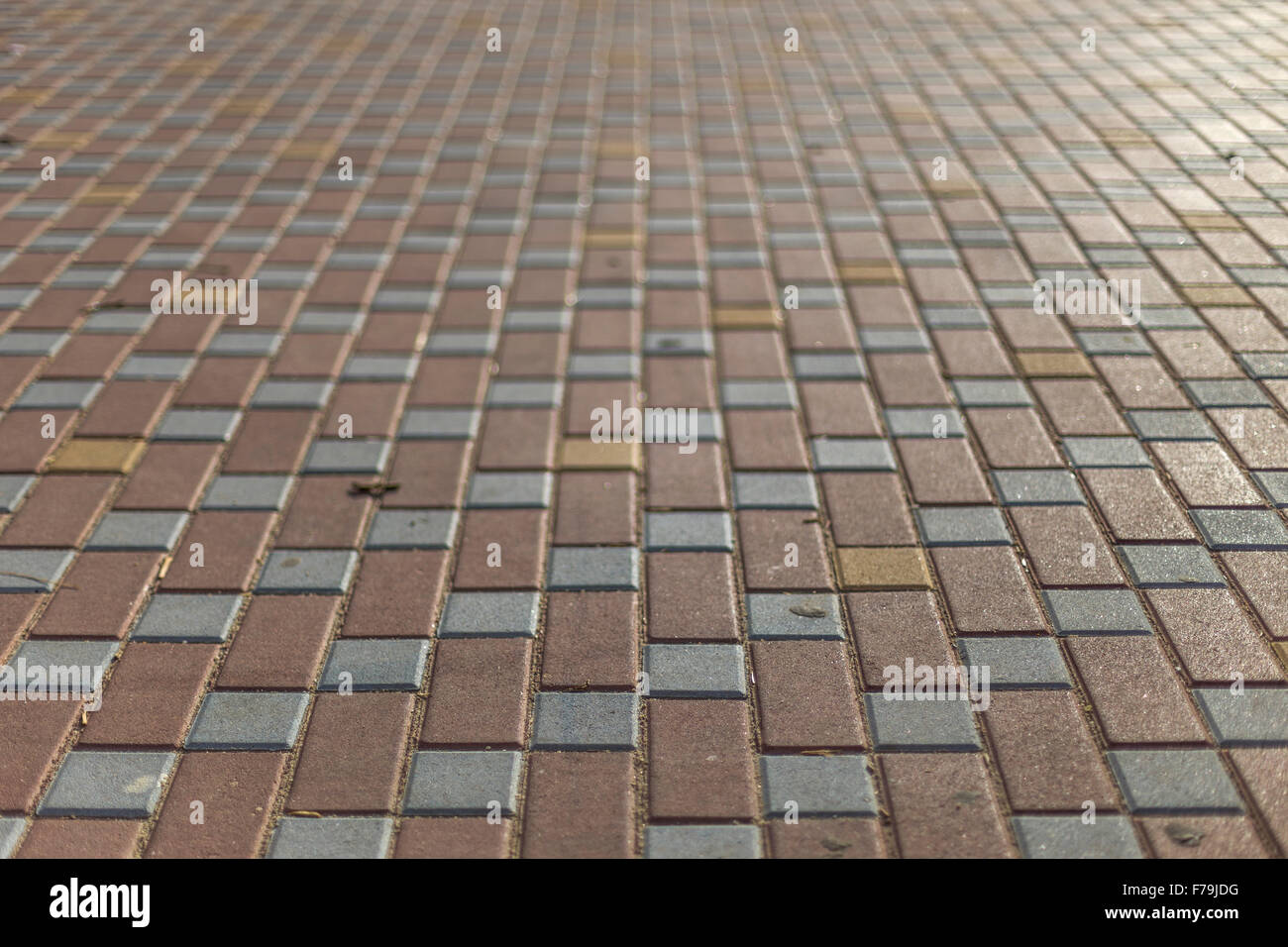 Detail schmutzigen Boden mit farbigen Fliesen gepflastert Stockfoto