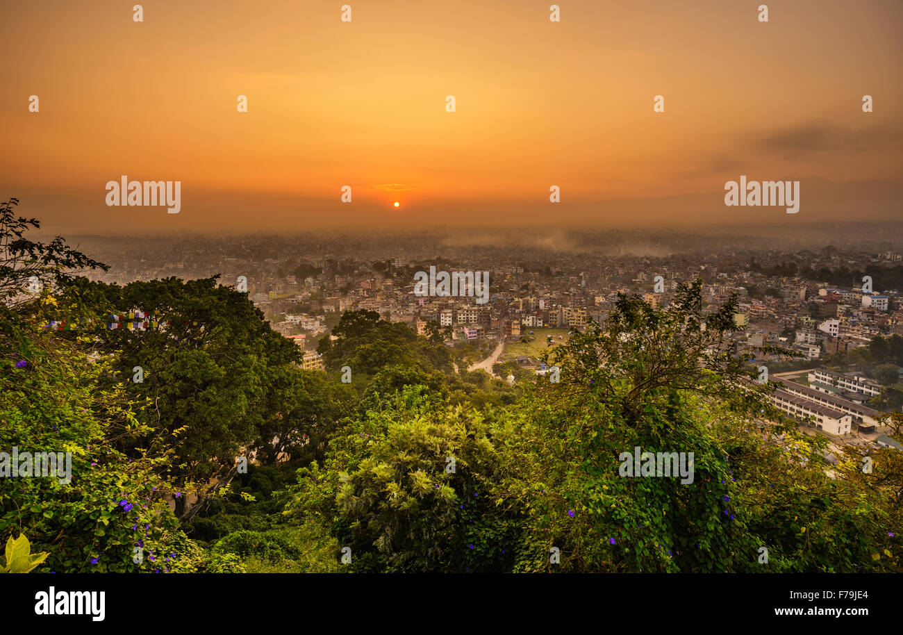 Sonnenaufgang über Kathmandu, Nepal, von Swayambhunath Tempel gesehen.  HDR verarbeitet. Stockfoto