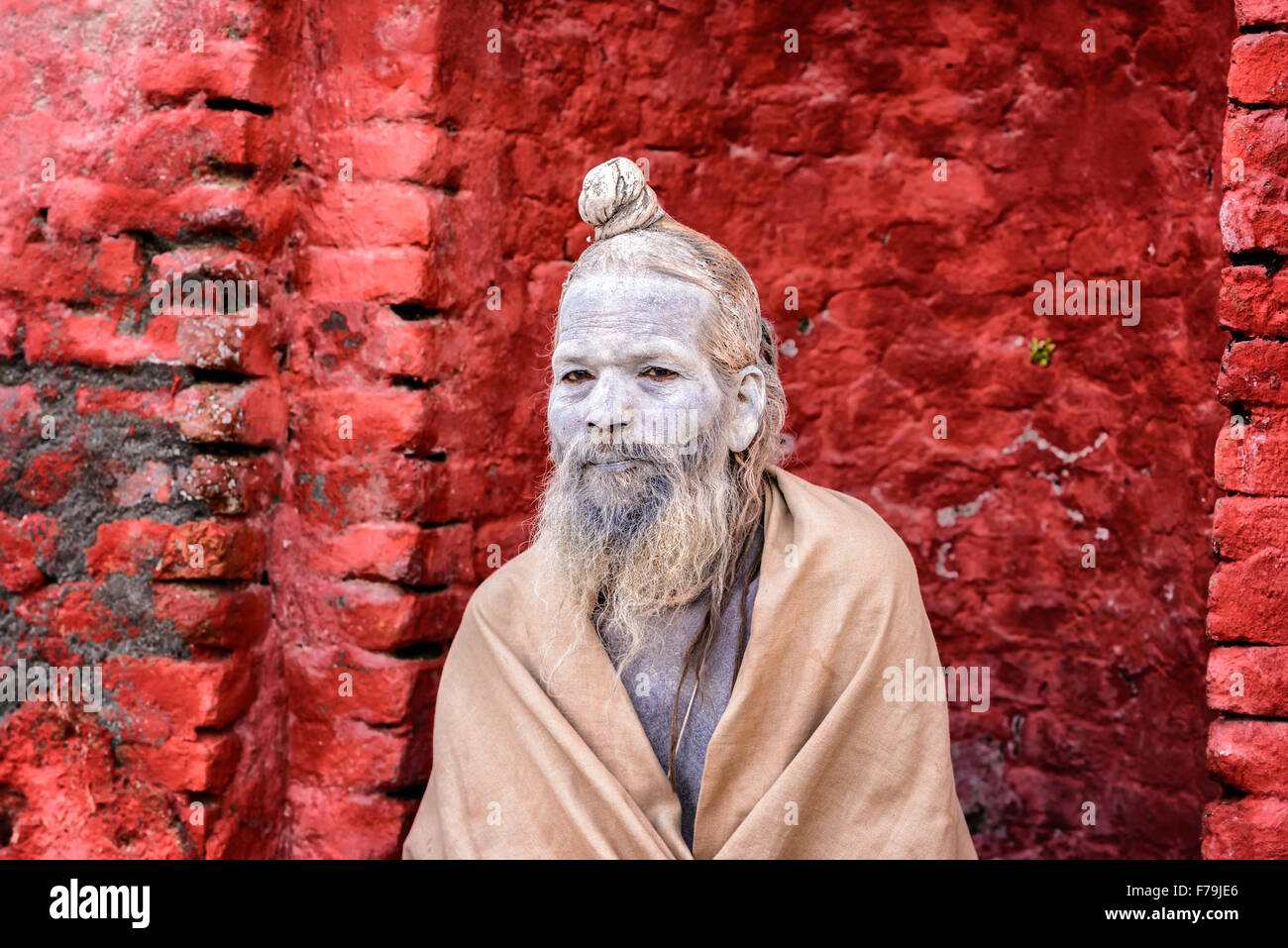 Wandern Shaiva Sadhu (Heiliger) mit traditionellen Kinderschminken in alten Pashupatinath Tempel Stockfoto