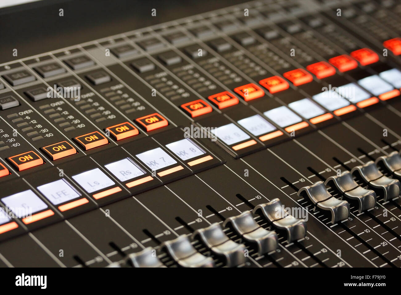 Detailansicht des digitalen Sound Mischpult. Selektiven Fokus. Stockfoto