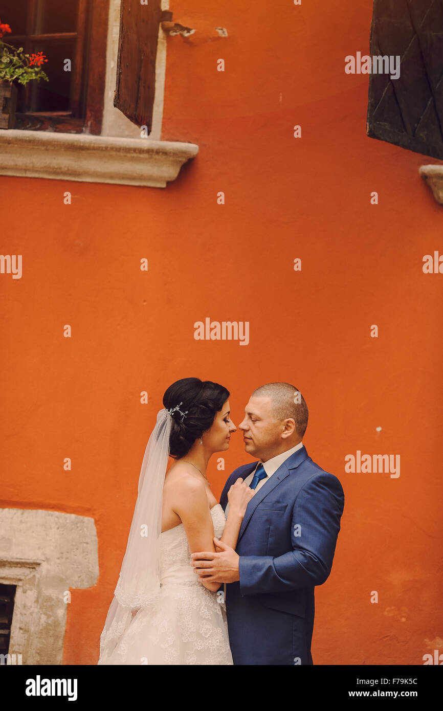 Hochzeitspaar zu Fuß Stockfoto