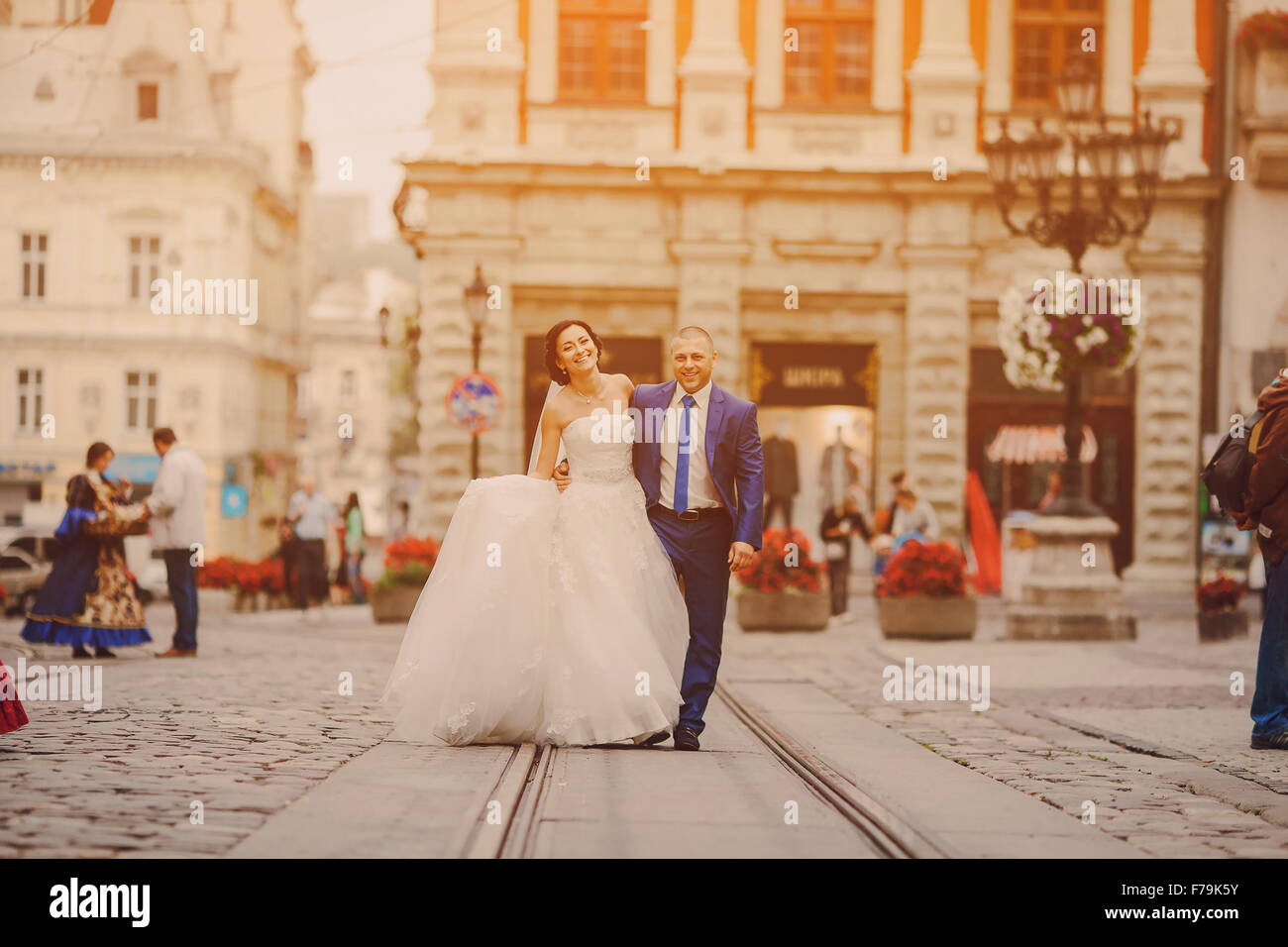 Hochzeitspaar zu Fuß Stockfoto