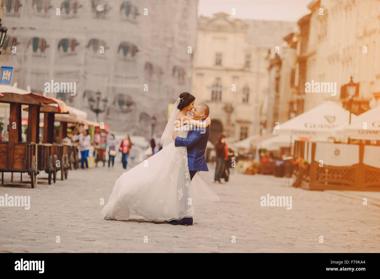 Hochzeitspaar zu Fuß Stockfoto