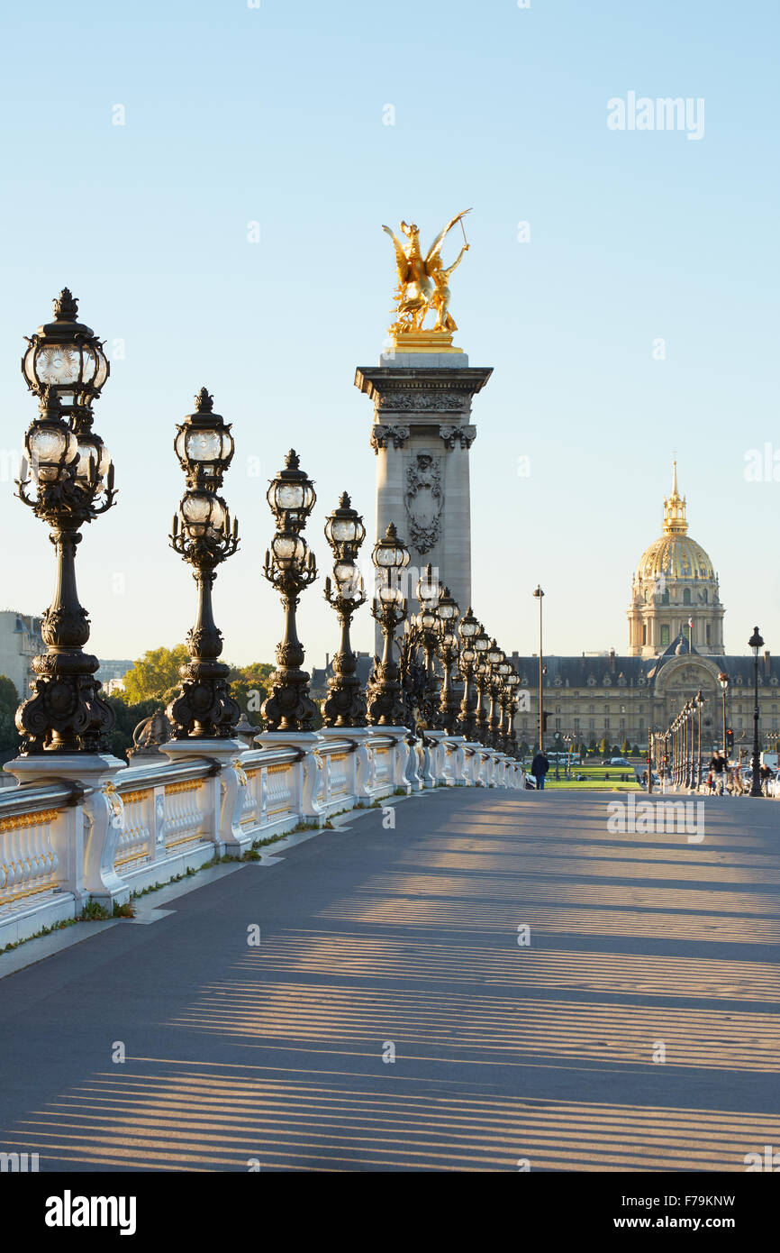 Leere Alexander III-Brücke in Paris in den frühen Morgenstunden, Frankreich Stockfoto