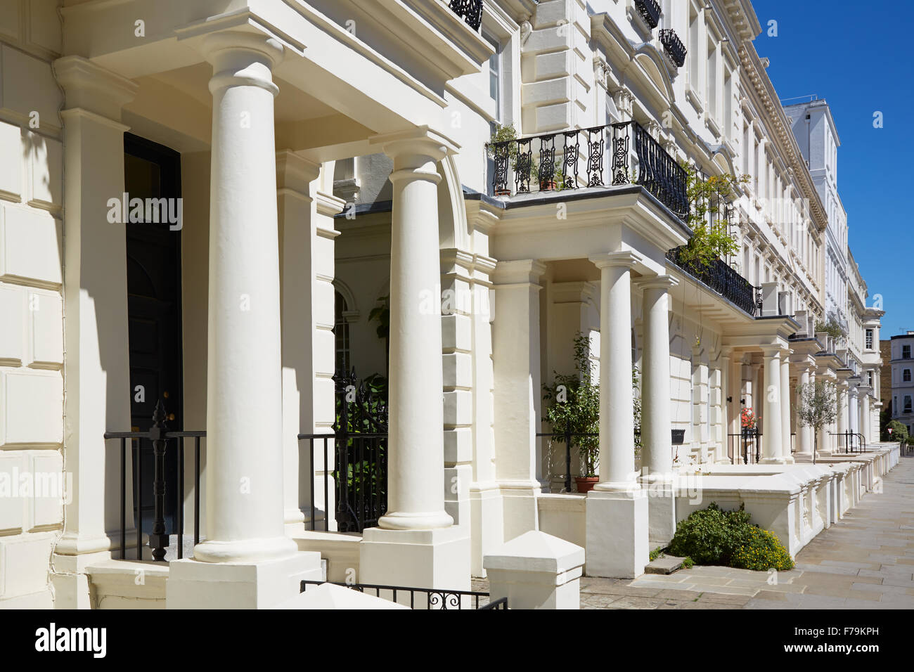 Weiße Luxus Häuser Fassaden in London Borough of Kensington und Chelsea Stockfoto