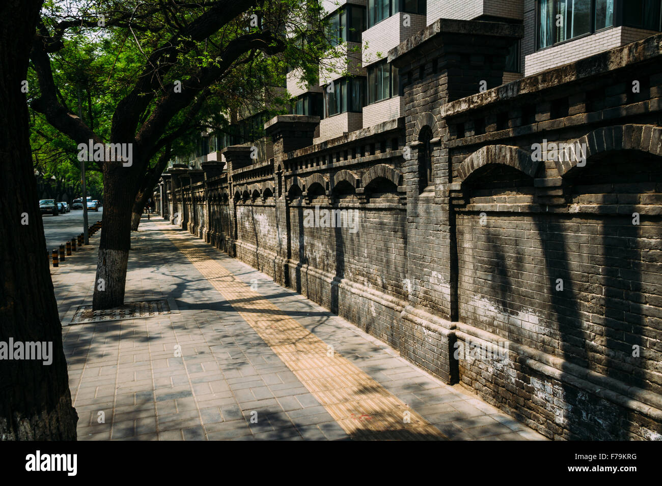 Peking, China - Streetview an der Dongjiaominxiang Street in der Tageszeit. Stockfoto