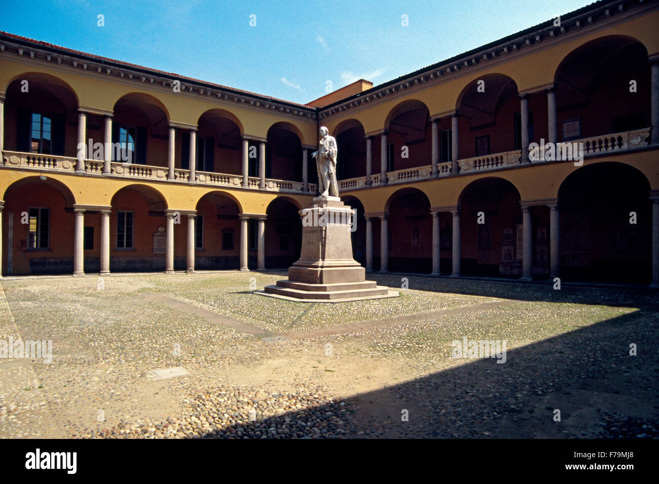 Italien, Lombardei, Pavia, Innenhof der Universität Pavia und das Denkmal für Alessandro Volta Stockfoto