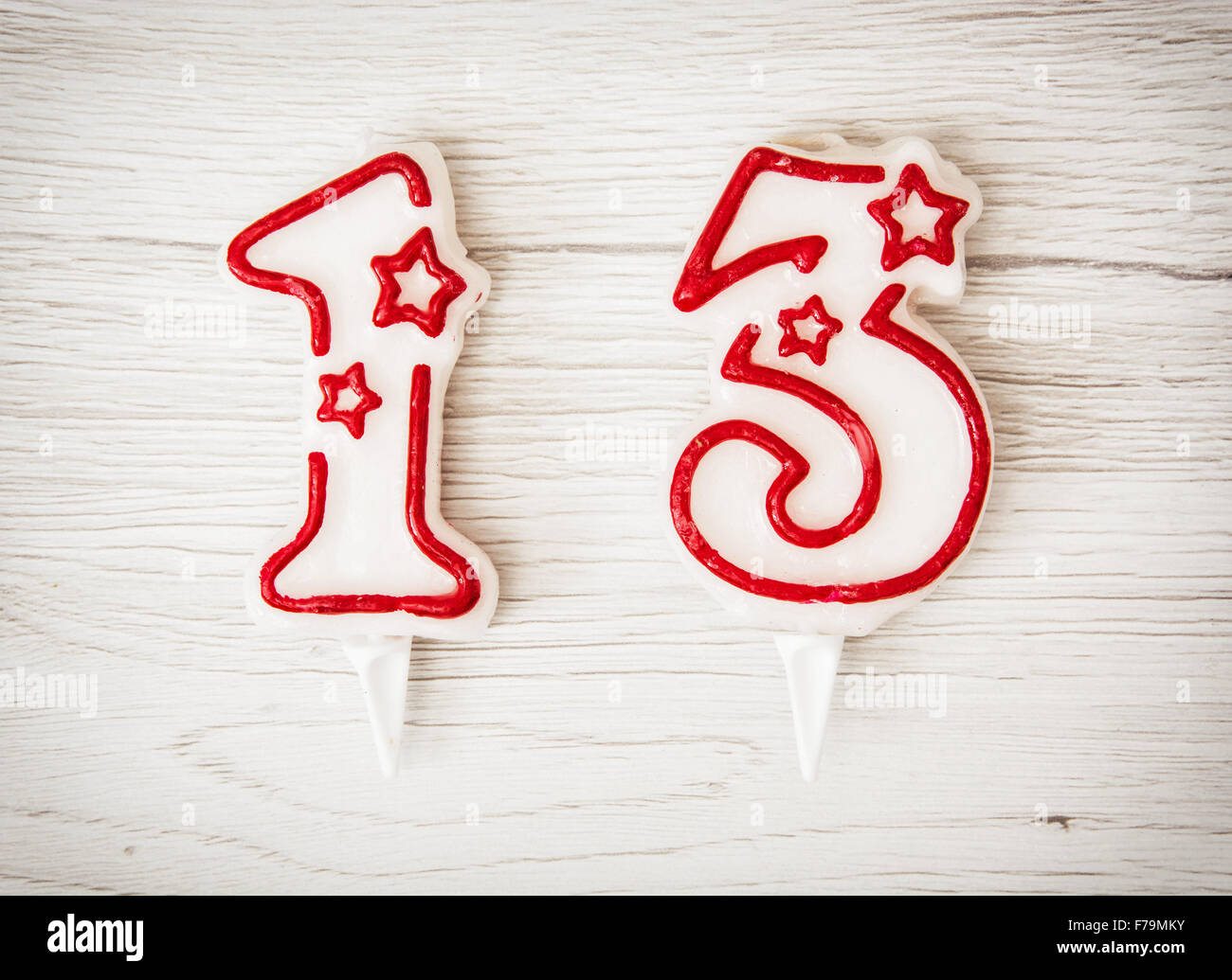 Geburtstag Kerzen Nummer 13 auf dem hölzernen Hintergrund. Stockfoto