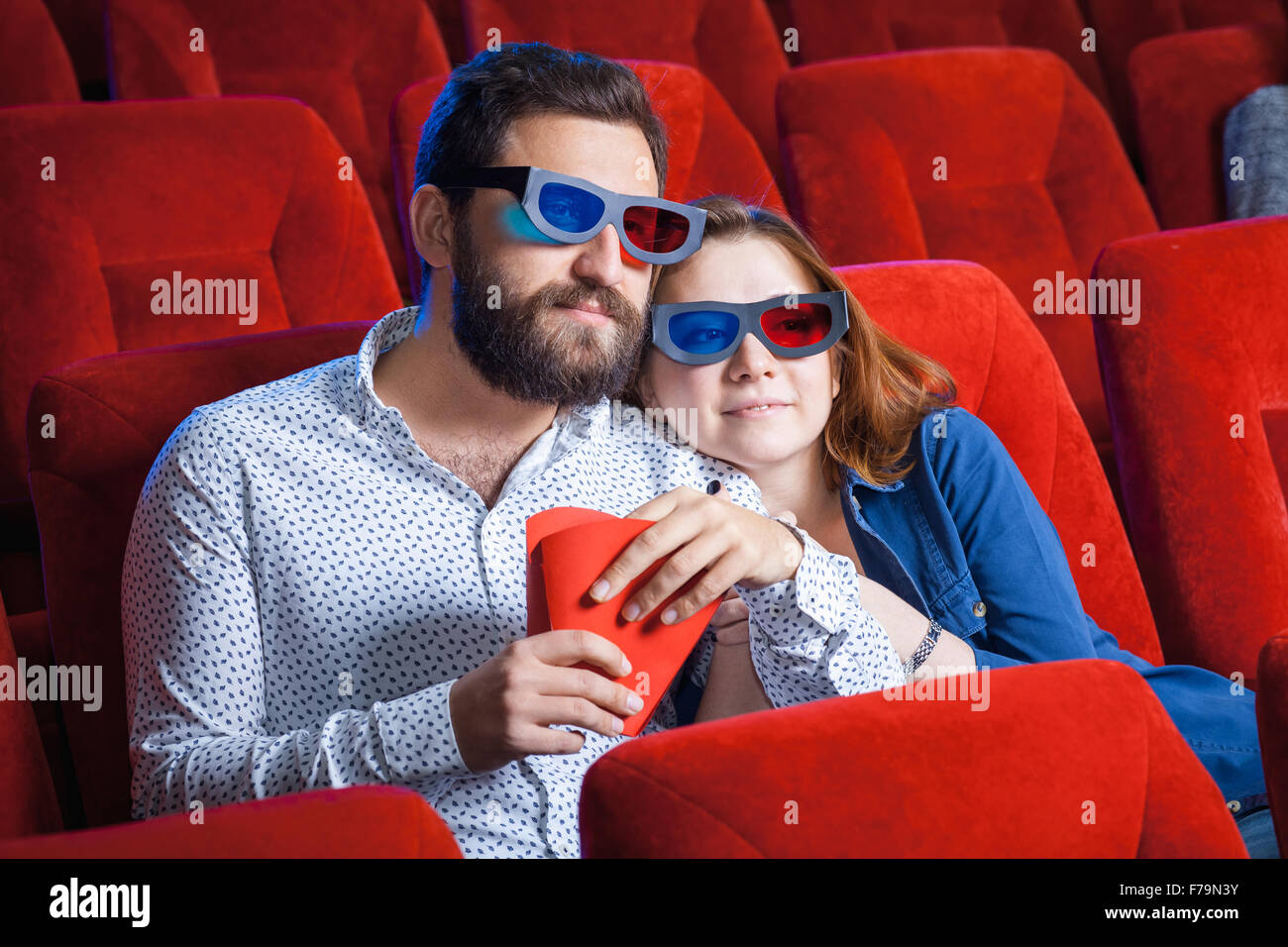 Die Zuschauer sitzen im Kino und Film mit Popcorn. Konzept einer Vielzahl von menschlichen Emotionen. Stockfoto