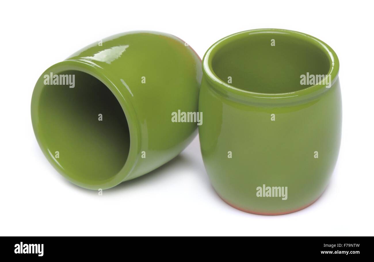 Zwei grüne Keramik Gefäße isoliert auf weißem Hintergrund Stockfoto