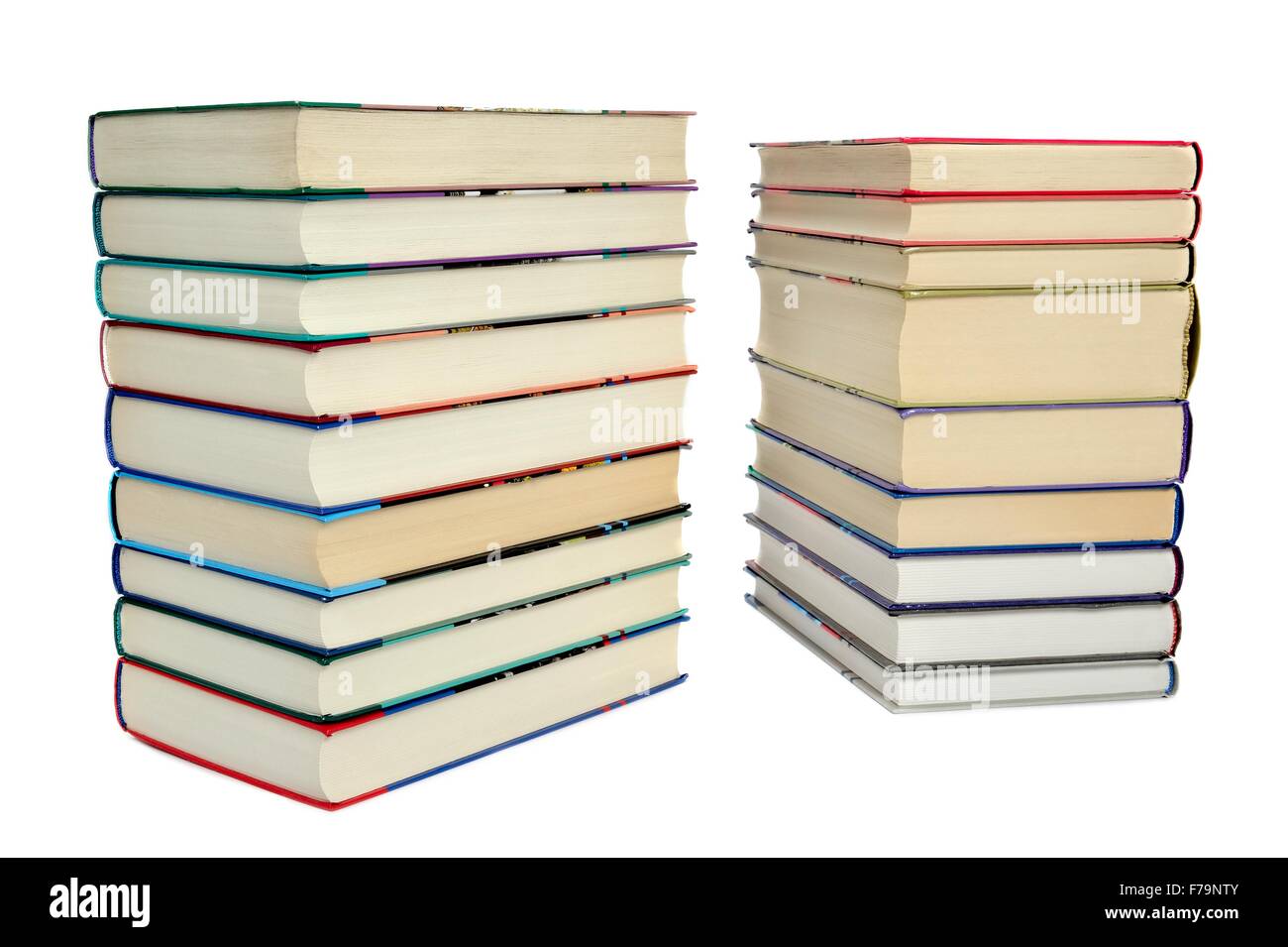 Zwei Stapel Bücher auf weißem Hintergrund Stockfoto