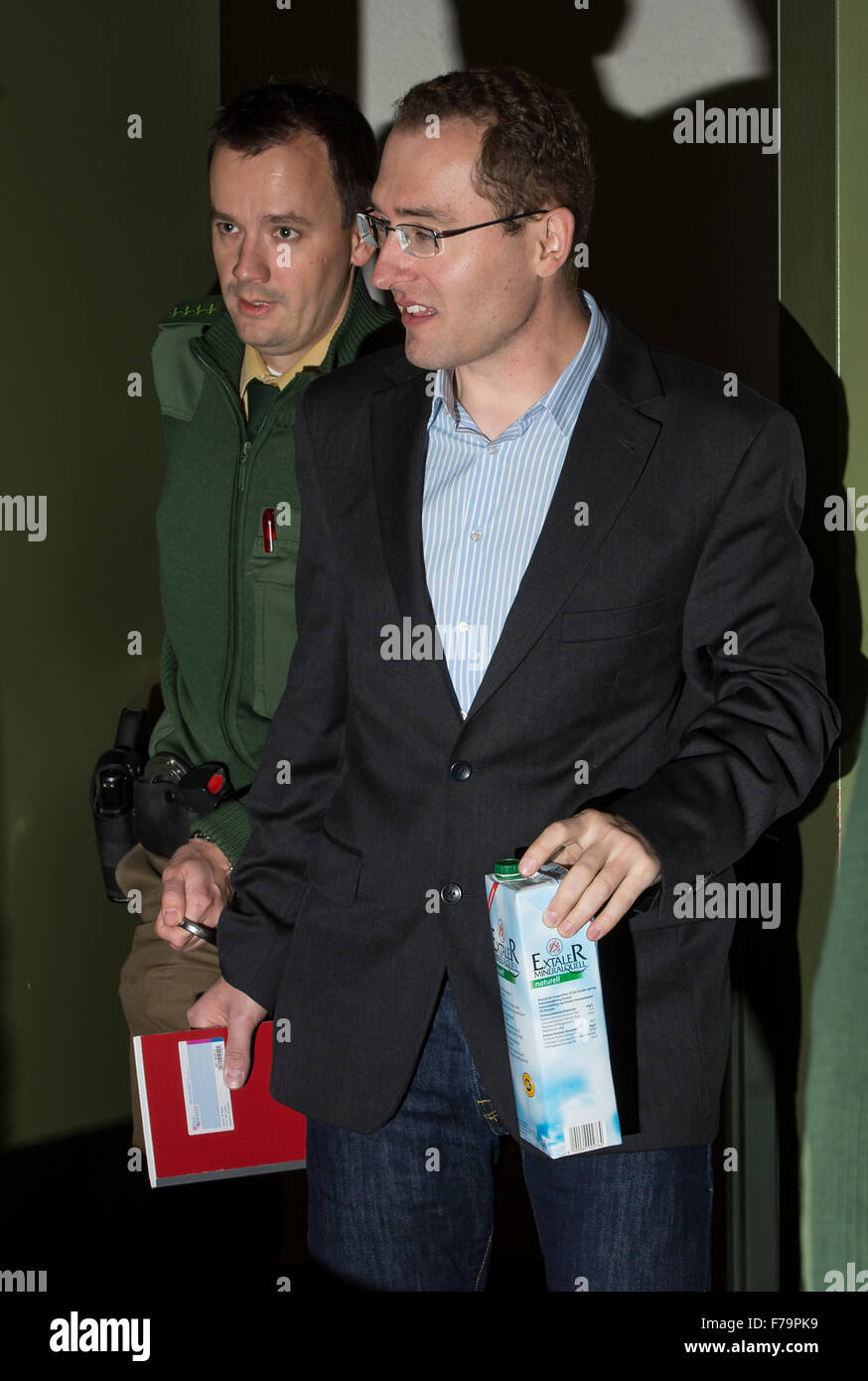 München, Deutschland. 27. November 2015. Das ehemalige Mitglied der deutschen Intelligenz (BND) Markus R. (M) betritt den Gerichtssaal mit der das Oberlandesgericht in München, Deutschland, 27. November 2015. Die ehemalige Mitarbeiter des Bundesnachrichtendienstes gilt als Verschlusssachen an die CIA und später nach dem russischen Geheimdienst übergeben haben. Foto: SVEN HOPPE/Dpa/Alamy Live News Stockfoto