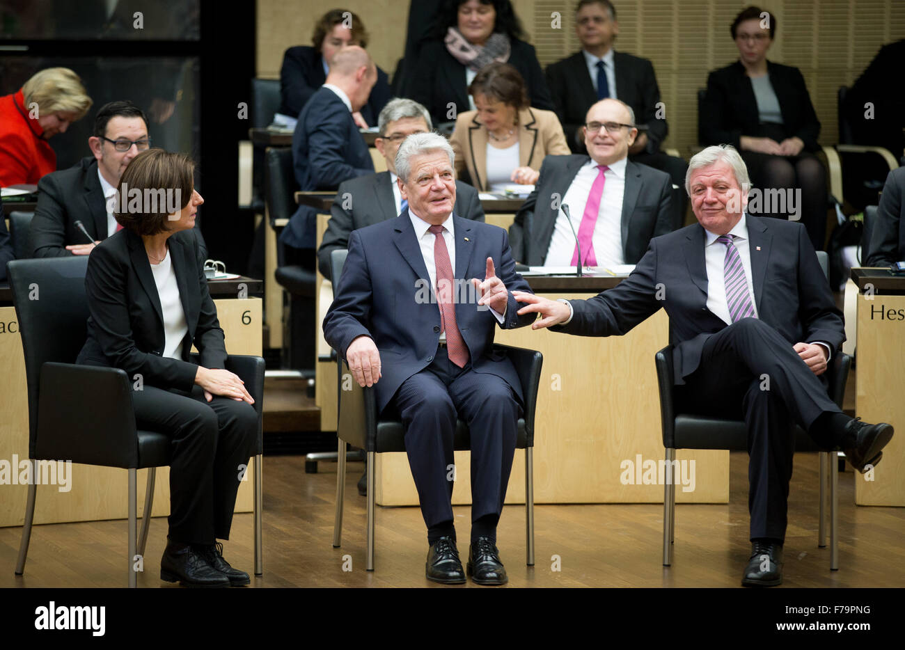 Berlin, Deutschland. 27. November 2015. Deutscher Präsident Joachim Gauck (M) spricht an bei der Bundesrat in Berlin, Deutschland, 27. November 2015, Alongisde Premierminister Rheineland Palantine, Malu Dreyer (SPD) und Hessens Ministerpräsident Volker Bouffier (R, CDU). Gauck spricht das 25. Jubiläum des Deutschen Bundesrates. Auf den 9. November 1990 die staatliche Kammer mit der mit Vertretern der alle 16 Landesregierungen erstmals einberufen. Foto: KAY NIETFELD/DPA/Alamy Live-Nachrichten Stockfoto