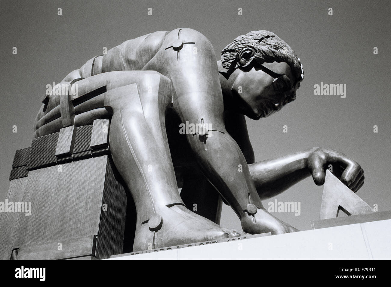 Eduardo Paolozzi Skulptur von Sir Isaac Newton in der British Library in London in England in Großbritannien im Vereinigten Königreich Großbritannien. Körper-Kunstwissenschaft Stockfoto