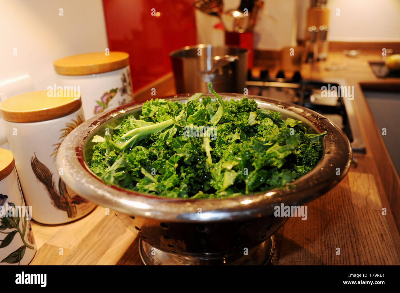 Curly Kale grüne Gemüse gewaschen und bereit, in einem Sieb Kochen Stockfoto