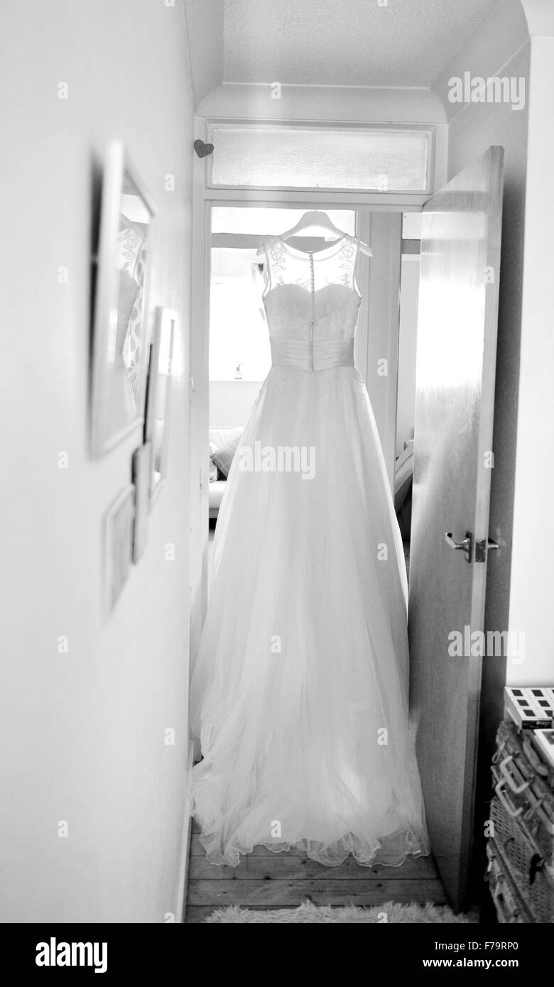 Weißes Brautkleid hängen von einer Tür Stockfoto