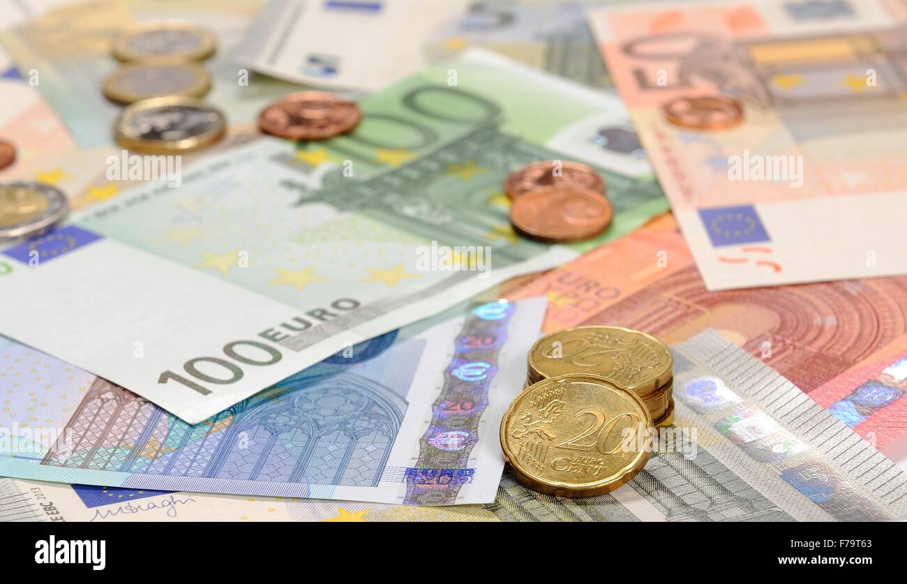 Euro-Cents auf die Euro-Banknoten Stockfoto