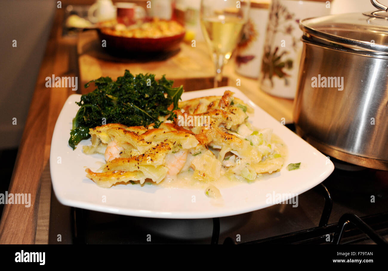 Home made Fisch Pie mit Blätterteig Blätterteig Gitter Richtfest essfertig mit Glas Weißwein Stockfoto