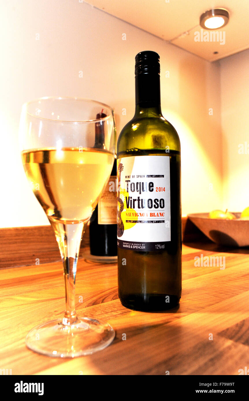 Toque virtuose Sauvignon Blanc spanischen Weißwein Flasche und Glas Wein Stockfoto