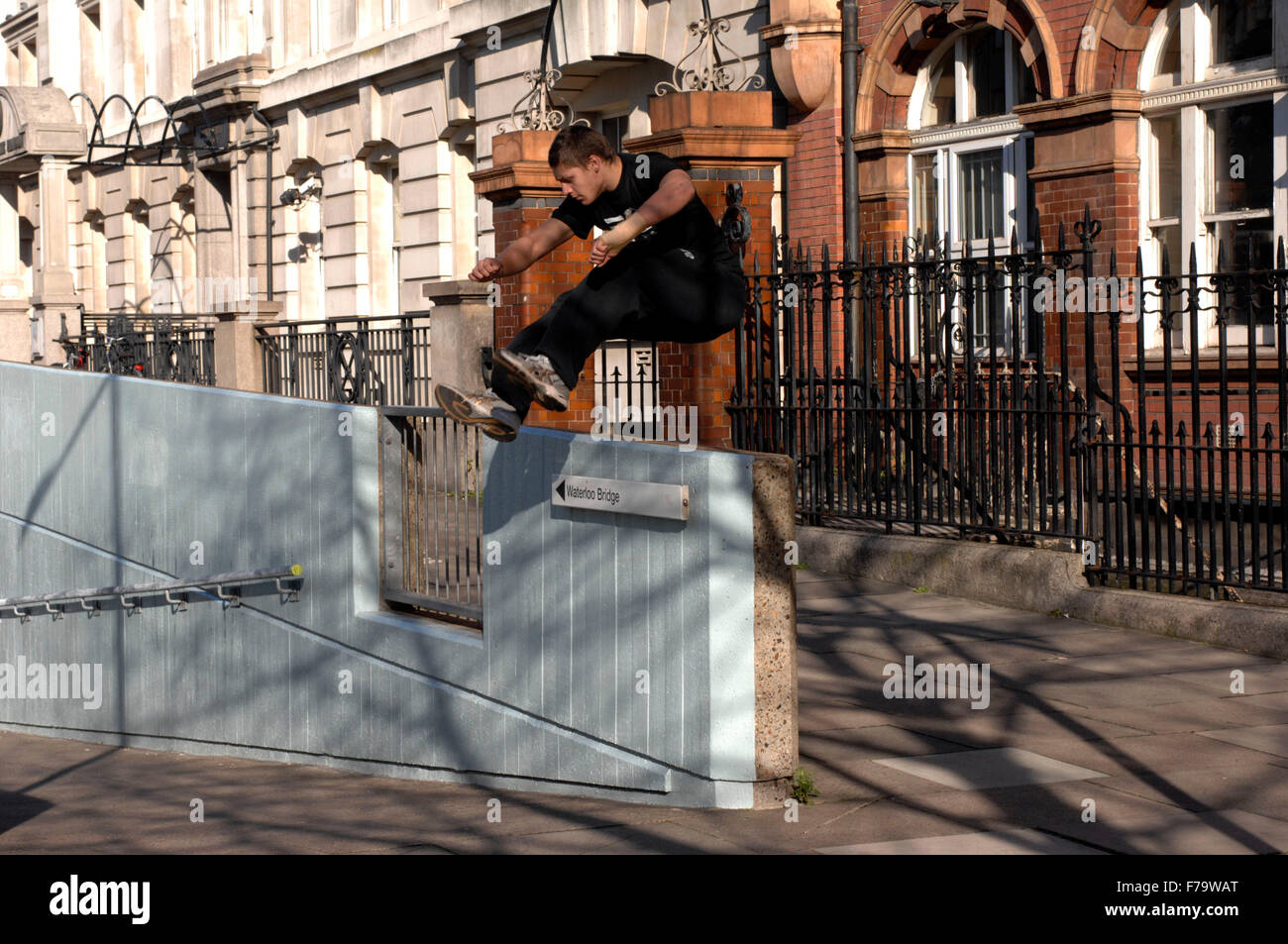 Londoner Urban Freeflow [urbanfreeflow.com] zeigen, dass Parkour bei Waterloo Kreisverkehr bewegt sich Stockfoto