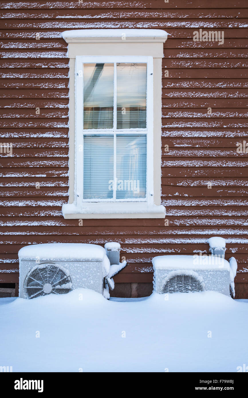 Zwei Wohn-und Wärmepumpen im Schnee begraben. Stockfoto