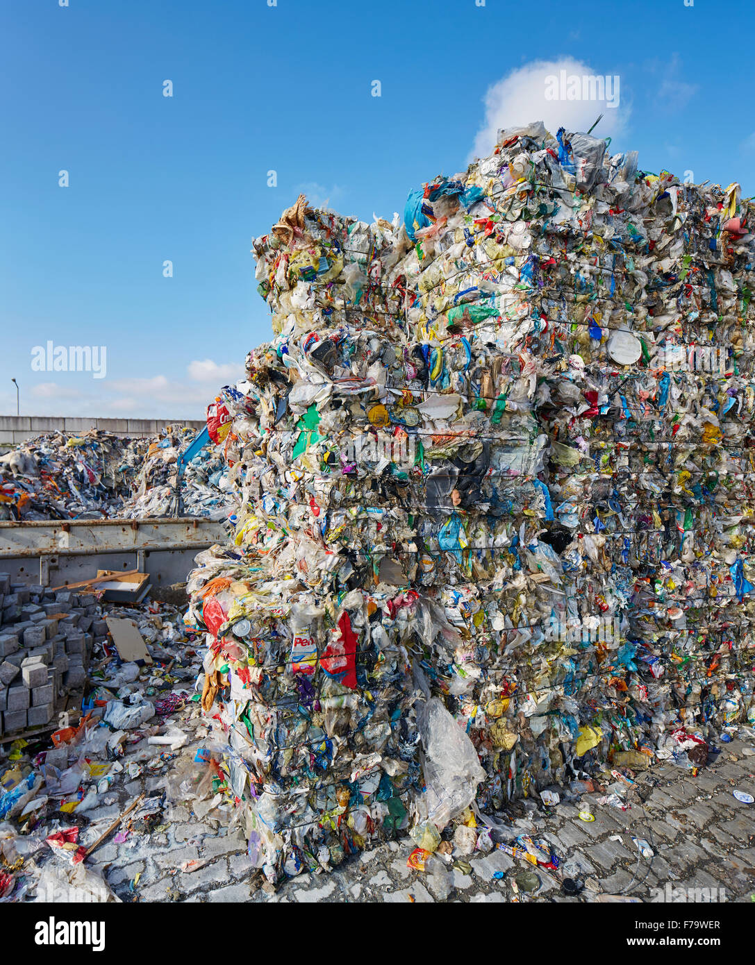 Plastikmüll komprimiert und gestapelt Stockfoto