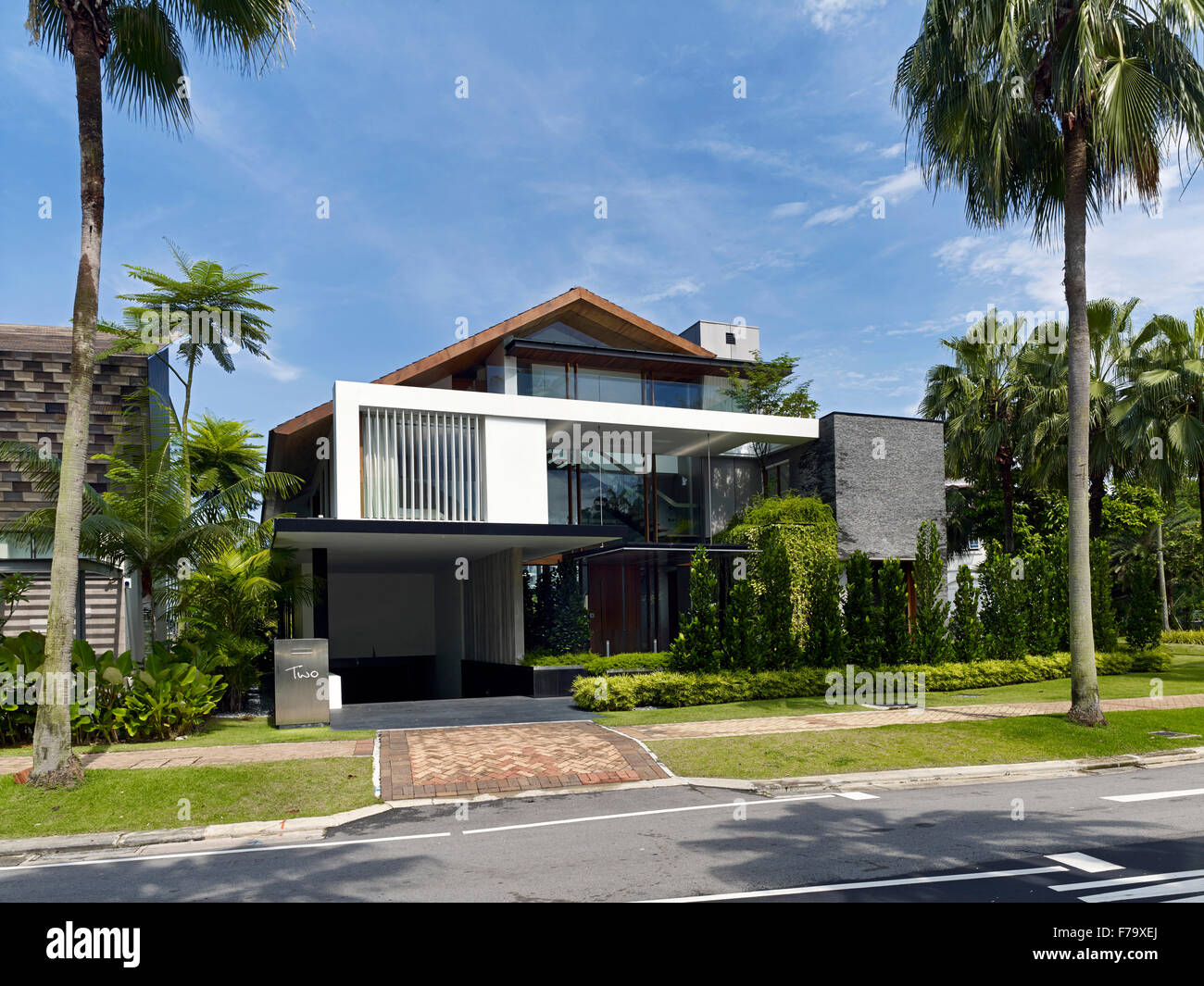 Überdachter Parkplatz und Tiefgarage Eingang und Fassade eines Hauses in der Bucht weg, Sentosa, Singapur von Robert Greg Shand Architekten Stockfoto