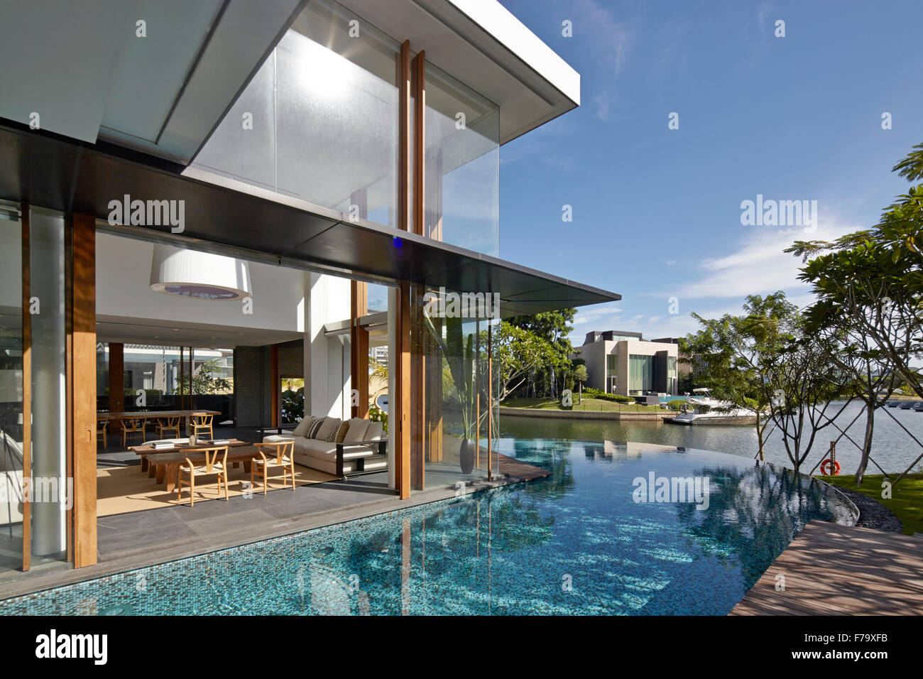 Außen, Pool und Terrasse von einem Haus in der Bucht weg, Sentosa, Singapur von Robert Greg Shand Architekten Stockfoto