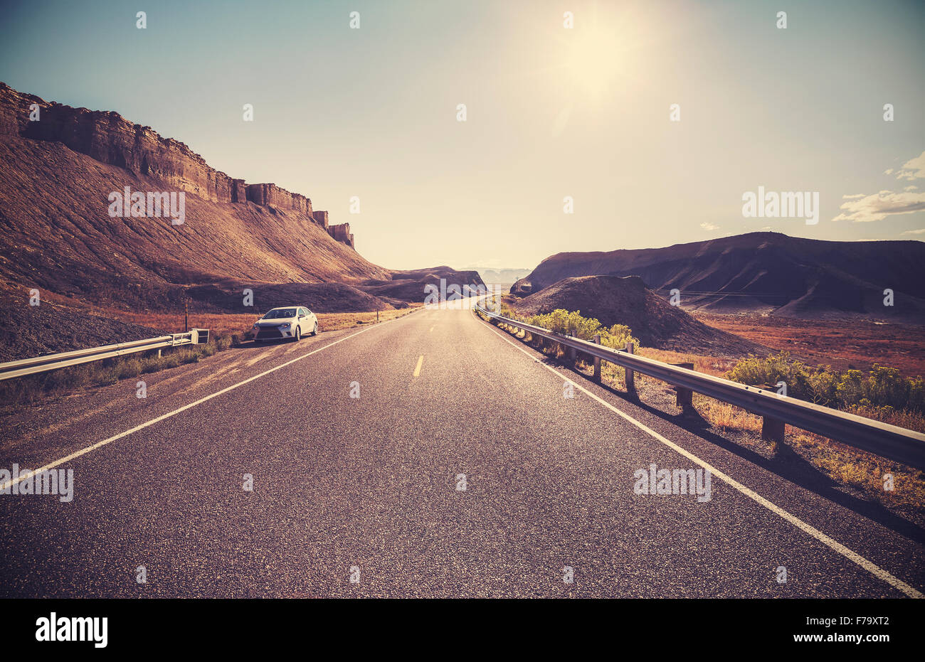 Retro getönten Wüste Autobahn gegen Sonne, Reisekonzept. Stockfoto