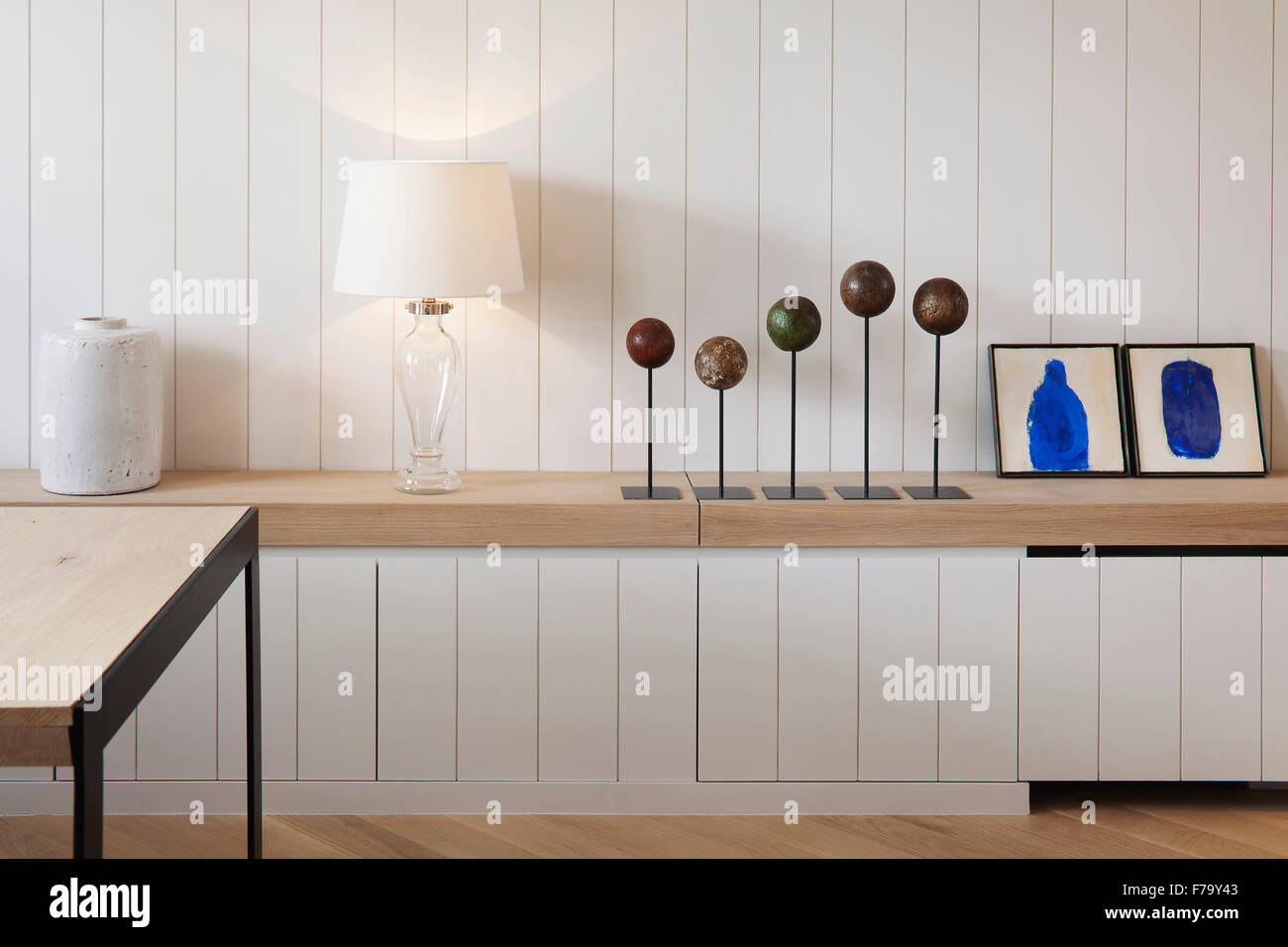 Detail der Sideboard Lagerung und Möbel in modernen Wohnungen, London 2012, Design von de Rosee Sa Stockfoto