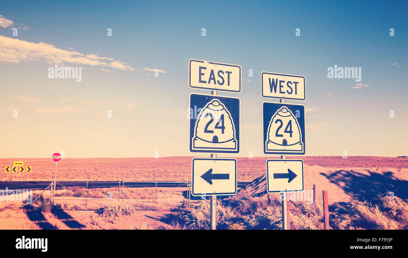 Vintage gecrosst wird Foto von Verkehrszeichen, Wahl-Konzept. Stockfoto
