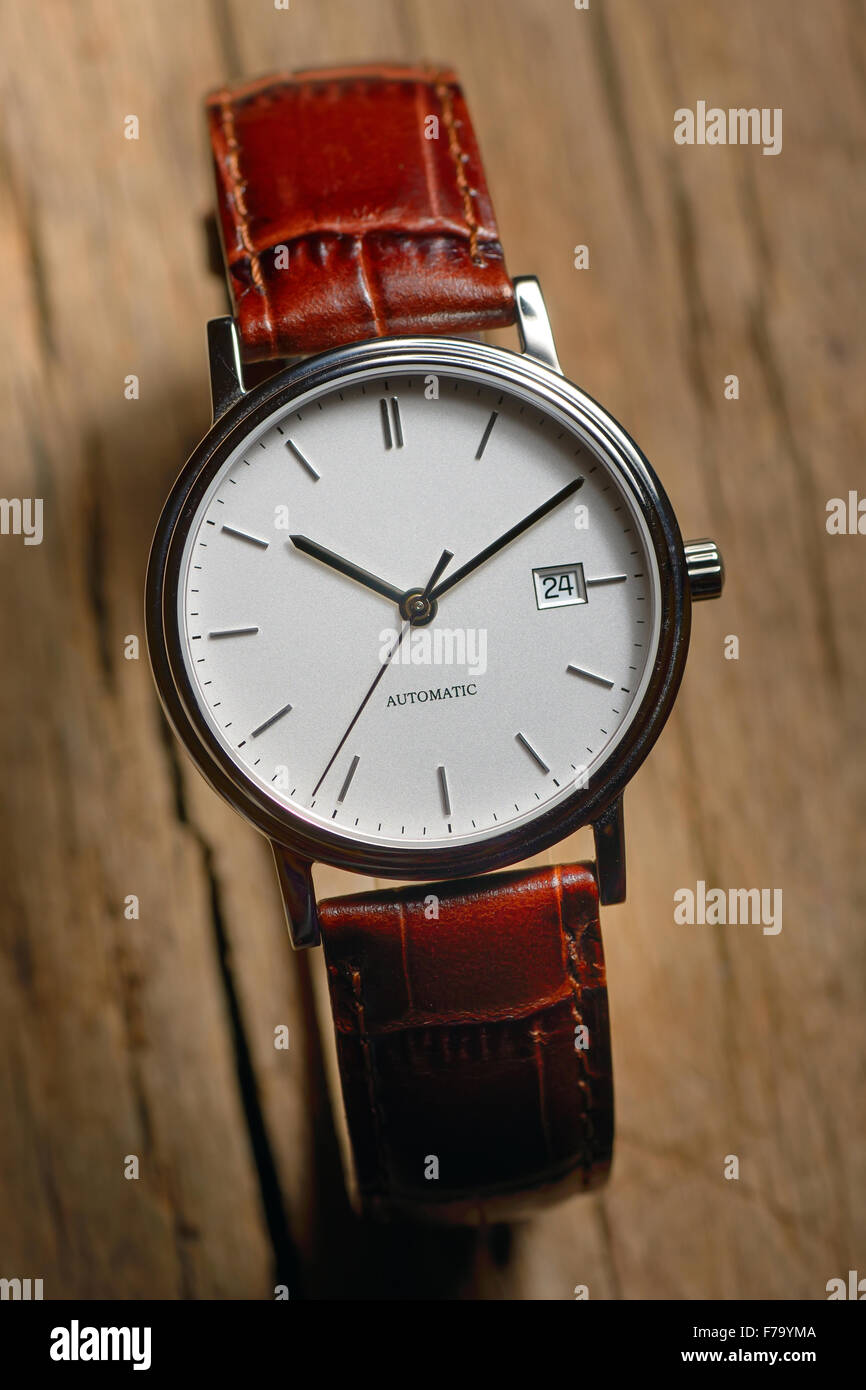 Klassische Armbanduhr über hölzerne Hintergrund Stockfoto