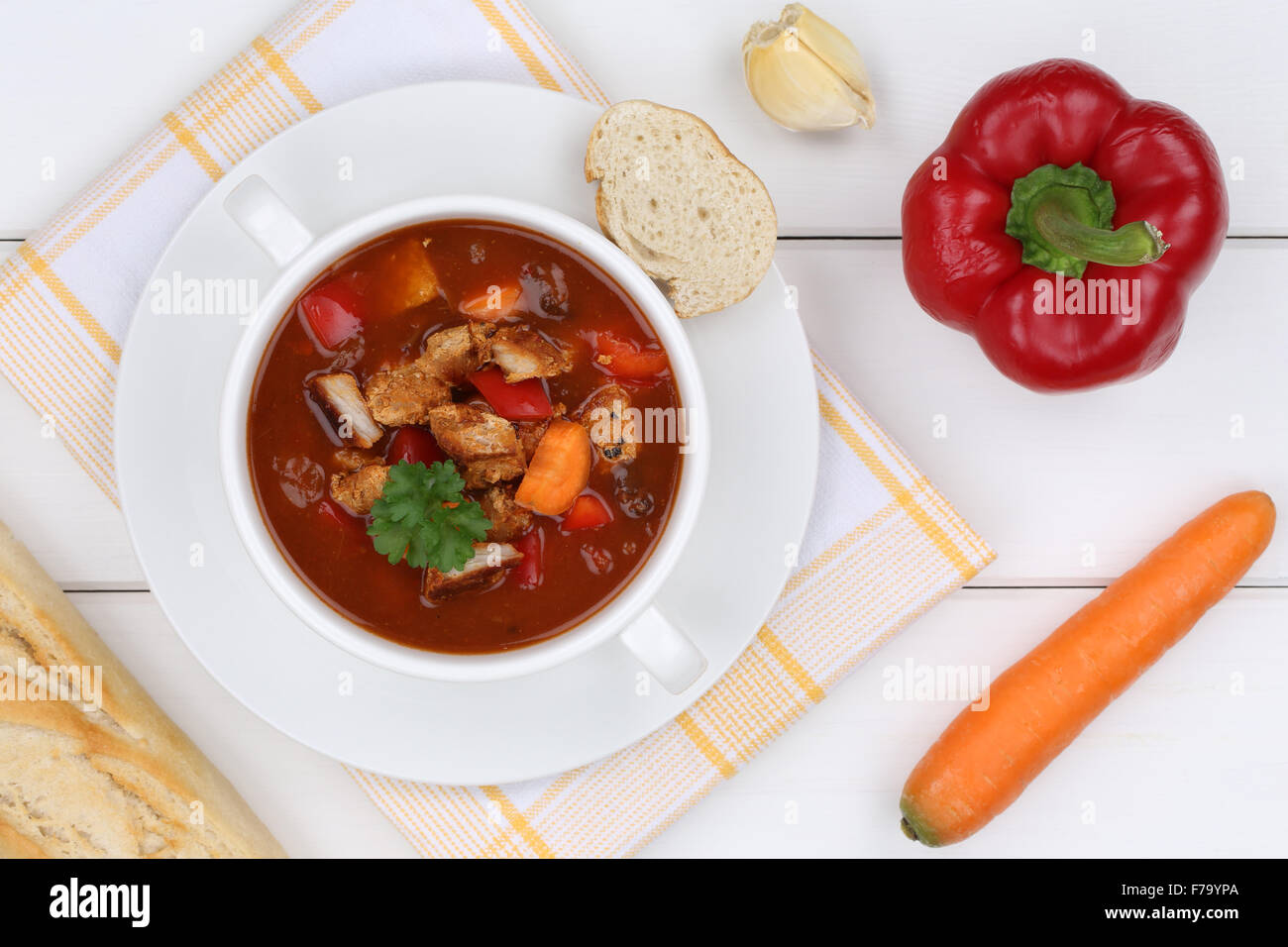 Gulasch Suppe essen mit Fleisch und Paprika in Tasse von oben ... Gulasch Suppe essen mit Fleisch und Paprika in Tasse von oben ...