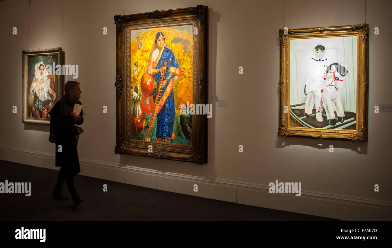 London, UK. 27. November 2015. Vorschau der russischen Kunst bei Sothebys in London, vor deren Verkauf am 1. Dezember. Im Bild: (L, R) "Porträt des Gloria in Tehuana-Kleid" von Alexander Mikhailovich Gerasimov, Schätzung 25.000 £ - £35.000) ","Ramayana"von Boris Grigoriev, schätzen £600.000-800.000 £),"Aidan"von Tair Salakov schätzen £250.000-350.000 £).  Bildnachweis: Stephen Chung / Alamy Live News Stockfoto