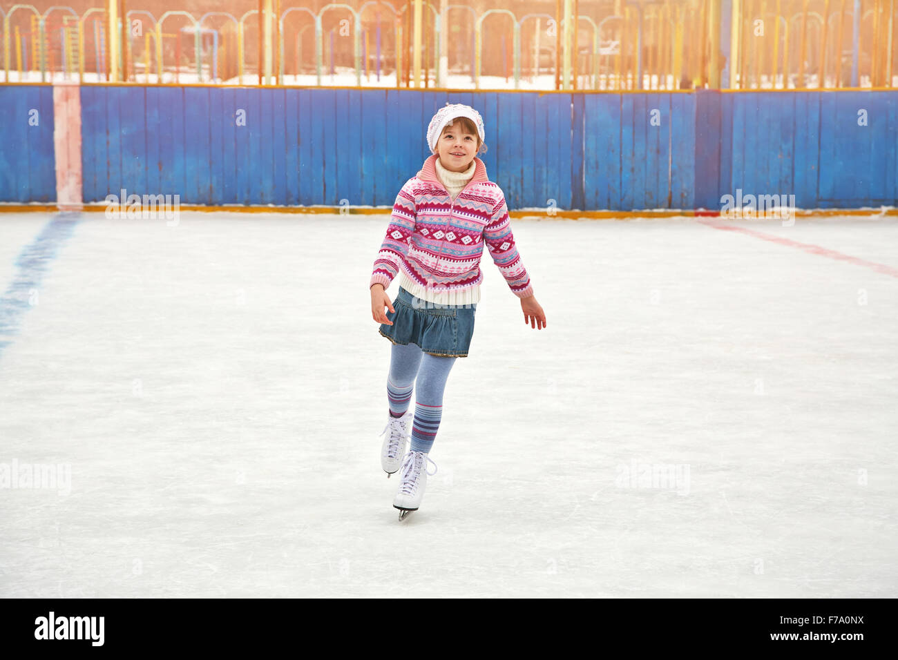 Mädchen-Eislaufen am Eislaufplatz Stockfoto