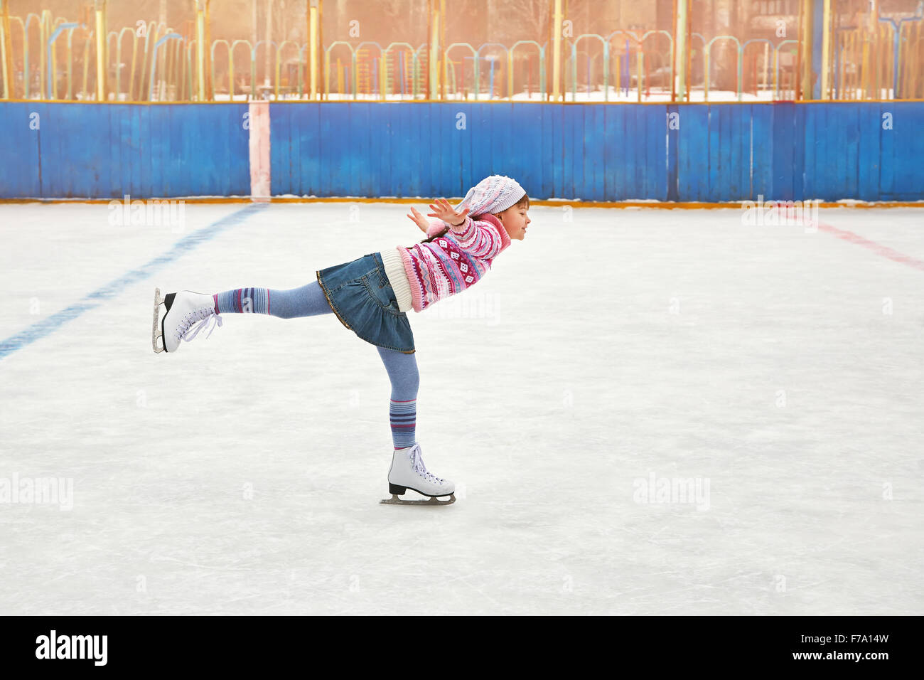 Mädchen-Eislaufen am Eislaufplatz Stockfoto