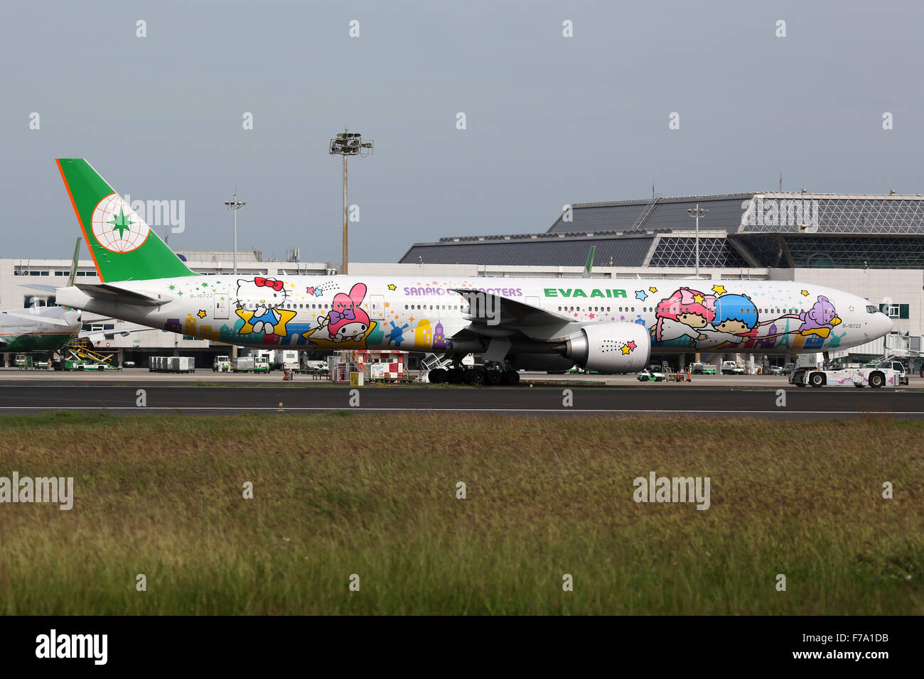 Taipeh Taoyuan, Taiwan - 20. Oktober 2015: Ein EVA Air Boeing B777-300 mit der Eintragung im Hello Kitty Design bei B-16722 Stockfoto