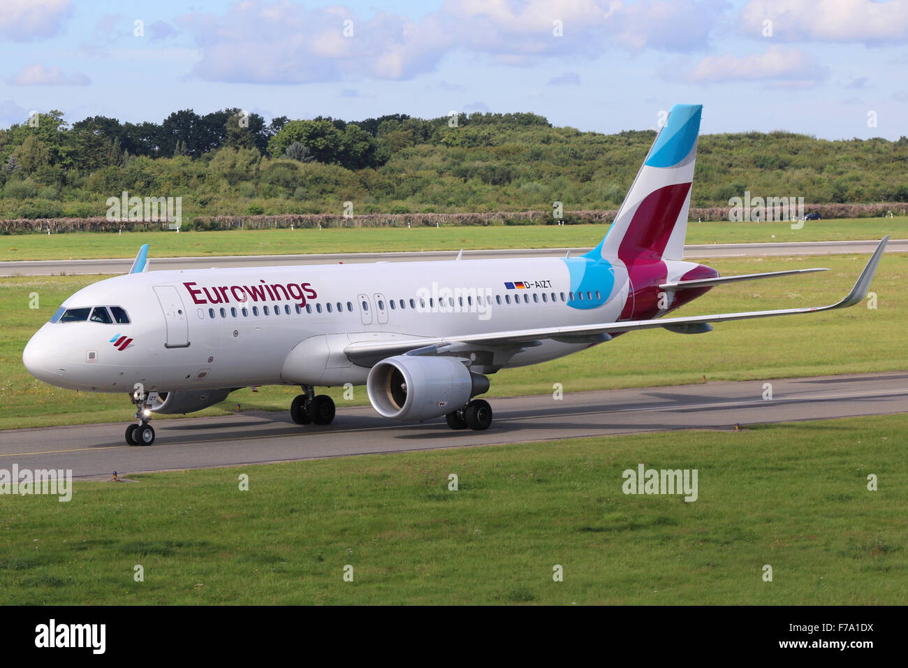Hamburg, Deutschland - 3. September 2015: A Eurowings Airbus A320 mit der Registrierung D-AIZT taxis am Hamburg Airport (HAM). EUROW Stockfoto