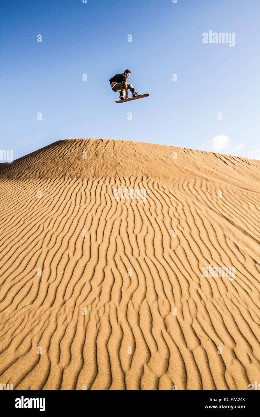 Sandboarding in Cerro Dragon, in der Atacama-Wüste. Iquique, Tarapaca Region, Chile. Stockfoto