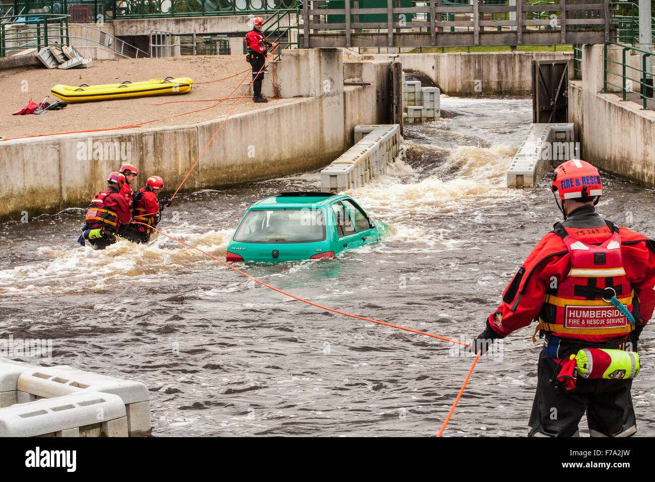 Humberside Feuer und Rettung Service tut einen Fluss zu retten Übung auf Tees Barrage, Stockton-auf-t-Stücke Stockfoto