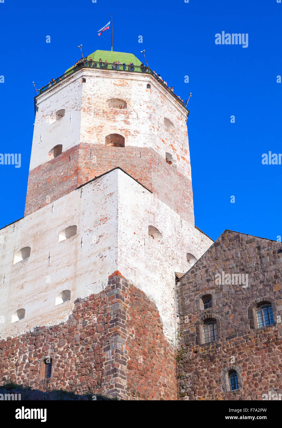 Wyborg, Russland - 12. September 2015: Turm von Wyborg Burg mit Touristen zu Fuß auf der Aussichtsplattform auf dem Dach Stockfoto