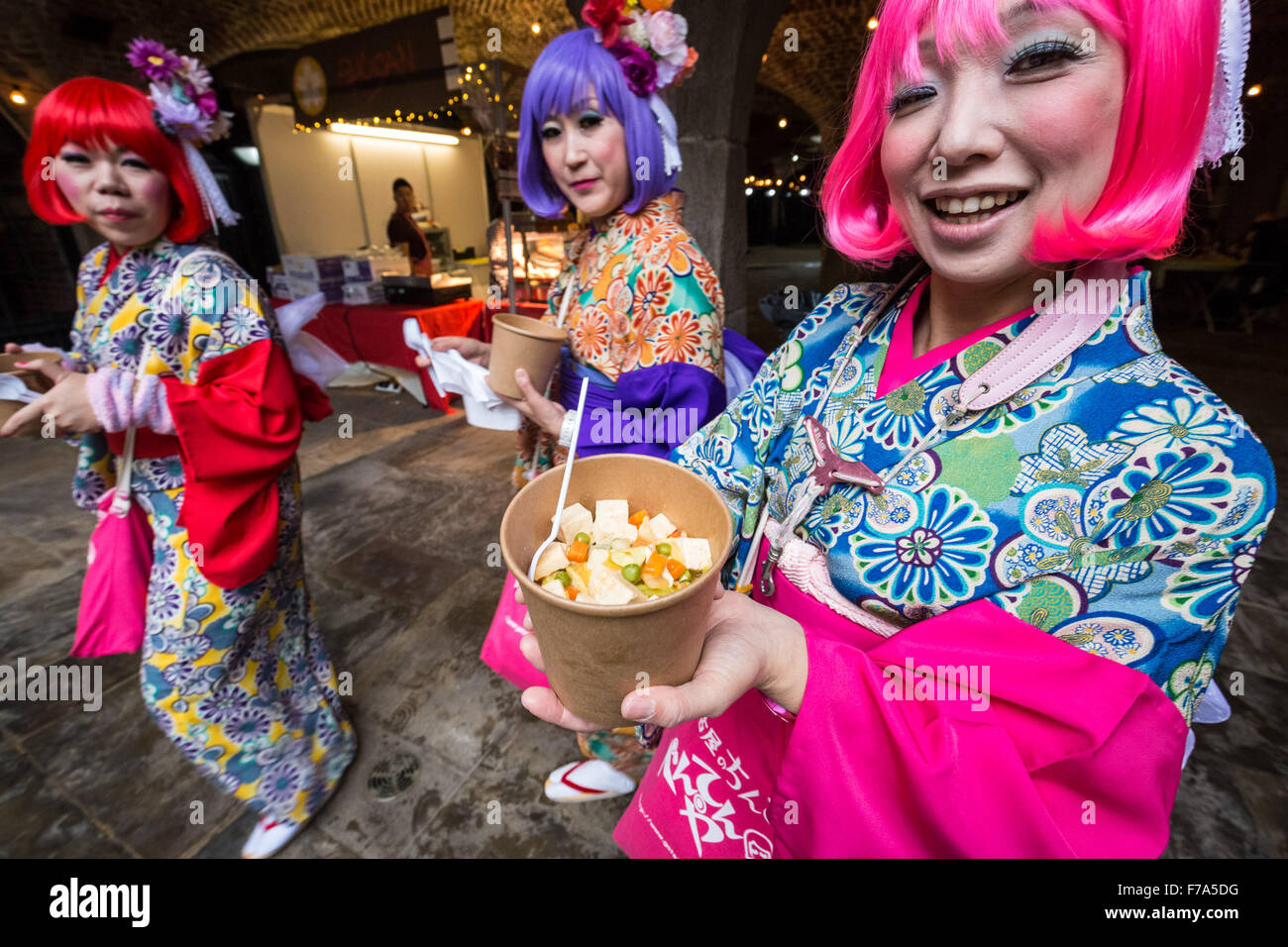 London, UK. 27. November 2015. Hyper Japan Weihnachtsmarkt 2015 bei Tabak Dock Credit: Guy Corbishley/Alamy Live-Nachrichten Stockfoto