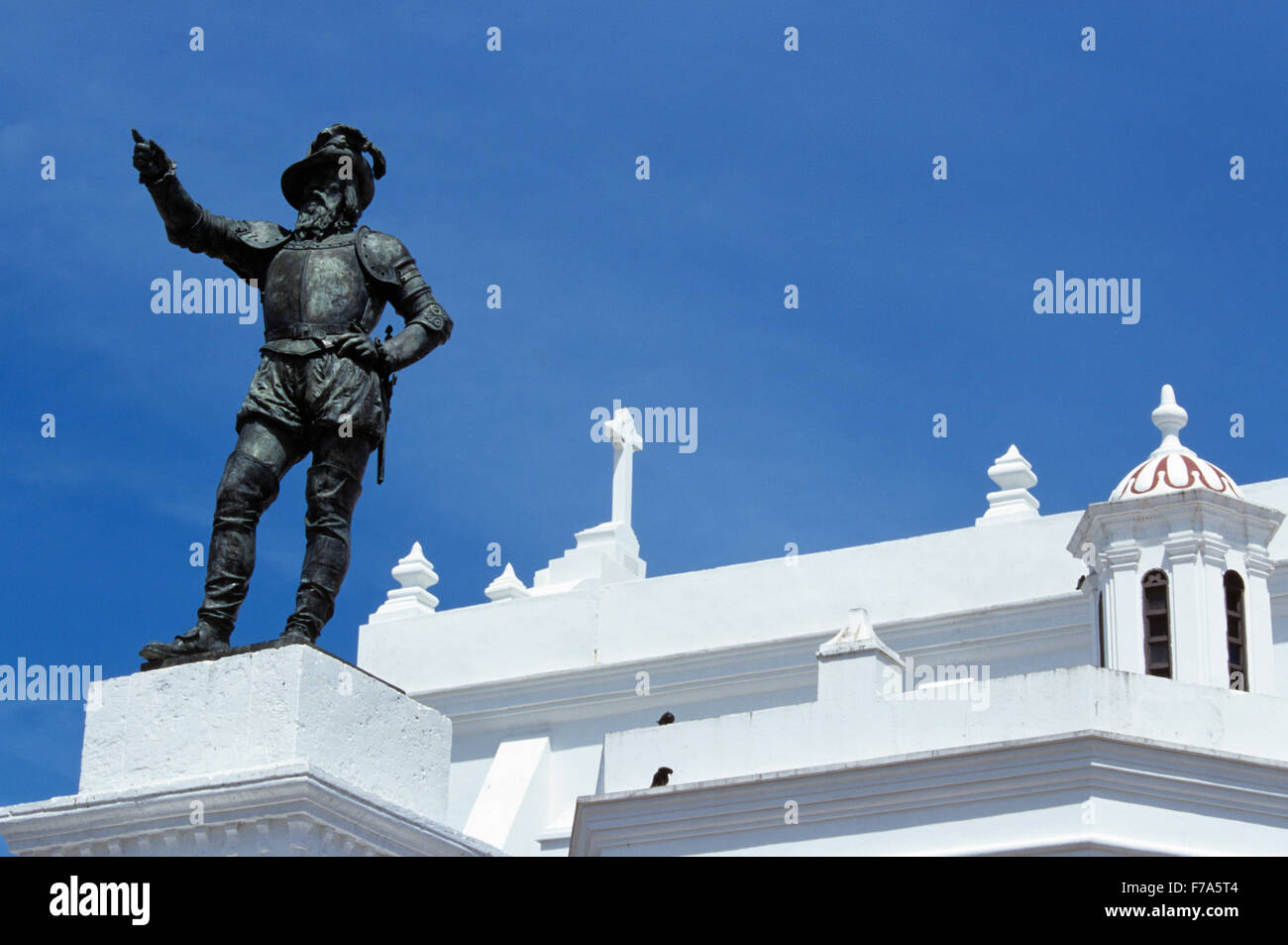 Ponce de Leon Denkmal steht auf dem Platz neben der Kirche San Jose, Old San Juan, Puerto Rico Stockfoto