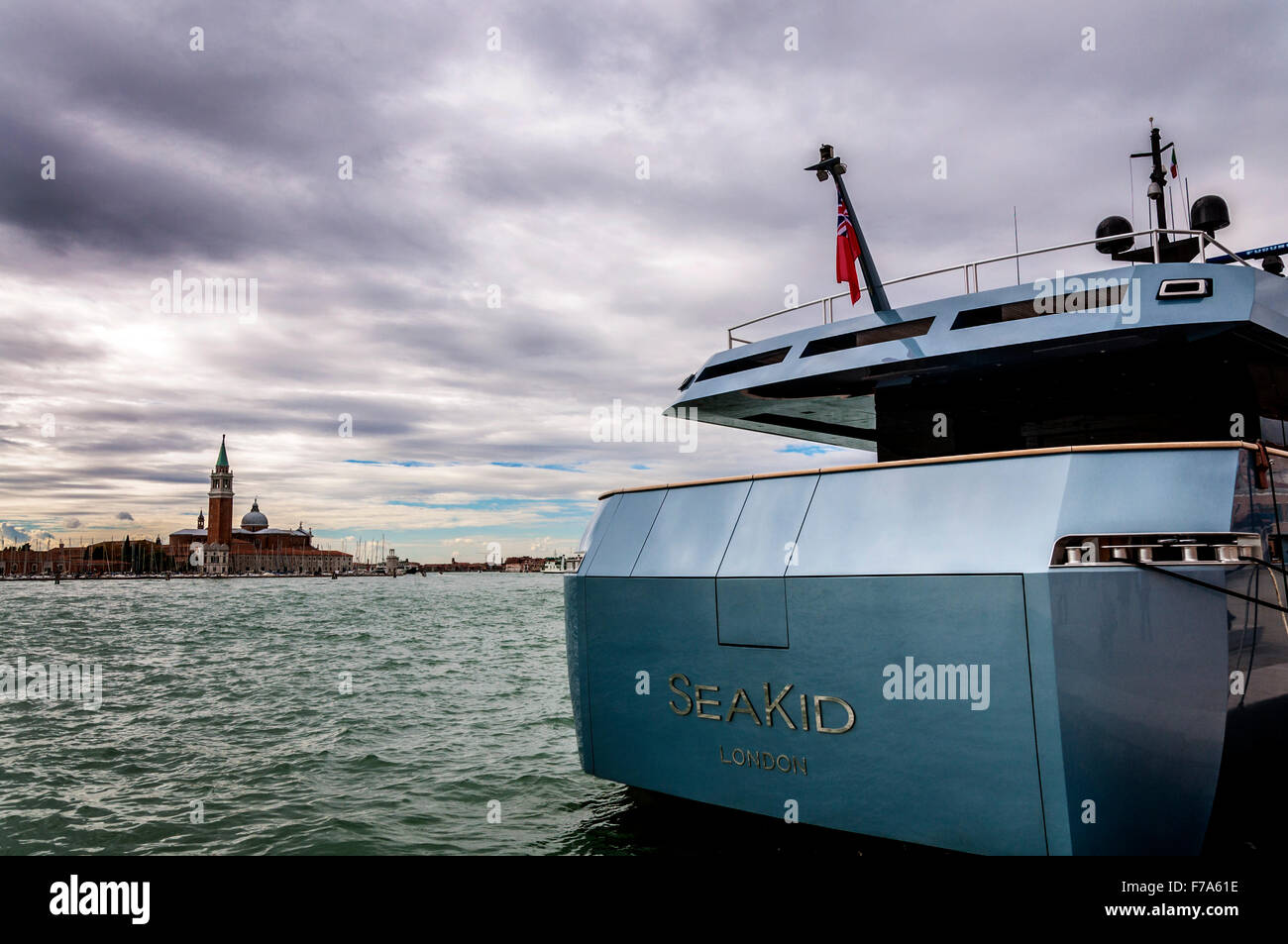 Die superyacht SeaKid Stern steht im Gegensatz zu der alten Architektur von Isola San Giorgio Maggiore in Venedig, Italien Stockfoto