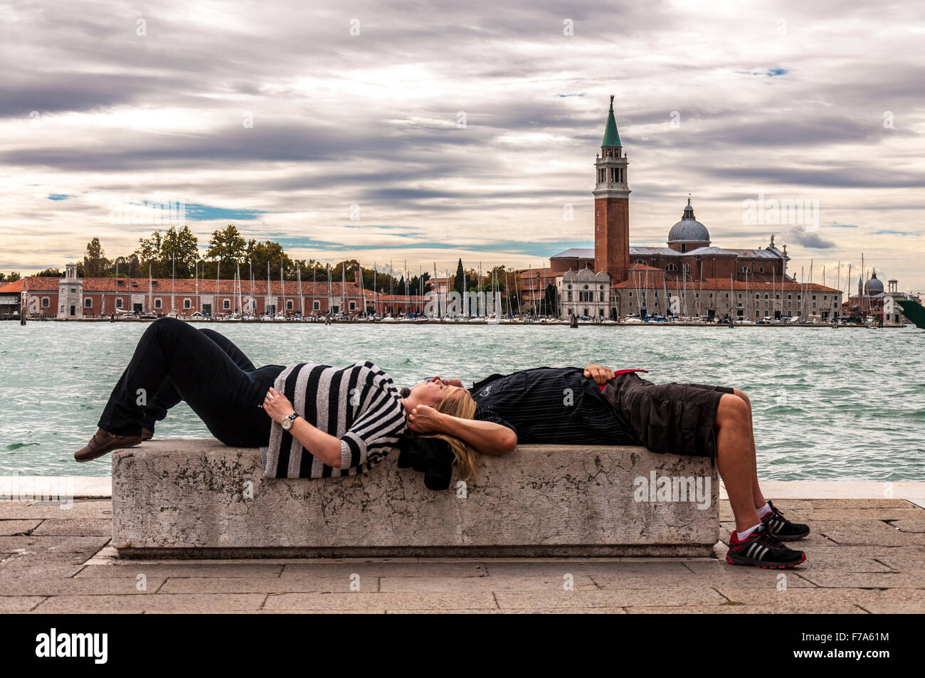 Touristischen paar schlafen oder ruhen auf einer Bank in Venedig, Italien Stockfoto