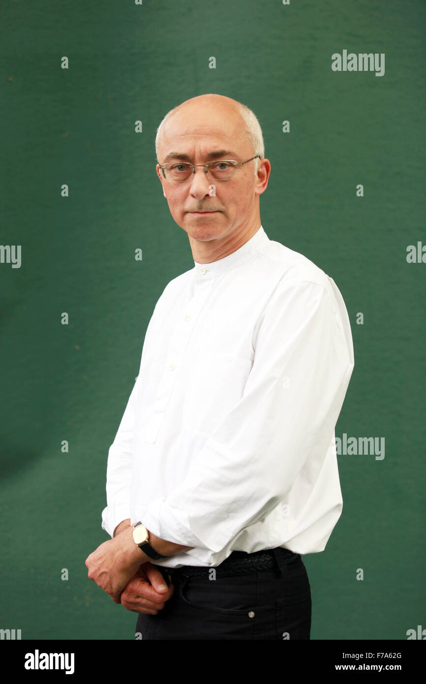 Ein Porträt von Alex Danchev in Charlotte Square Gardens während The Edinburgh International Book Festival. Stockfoto