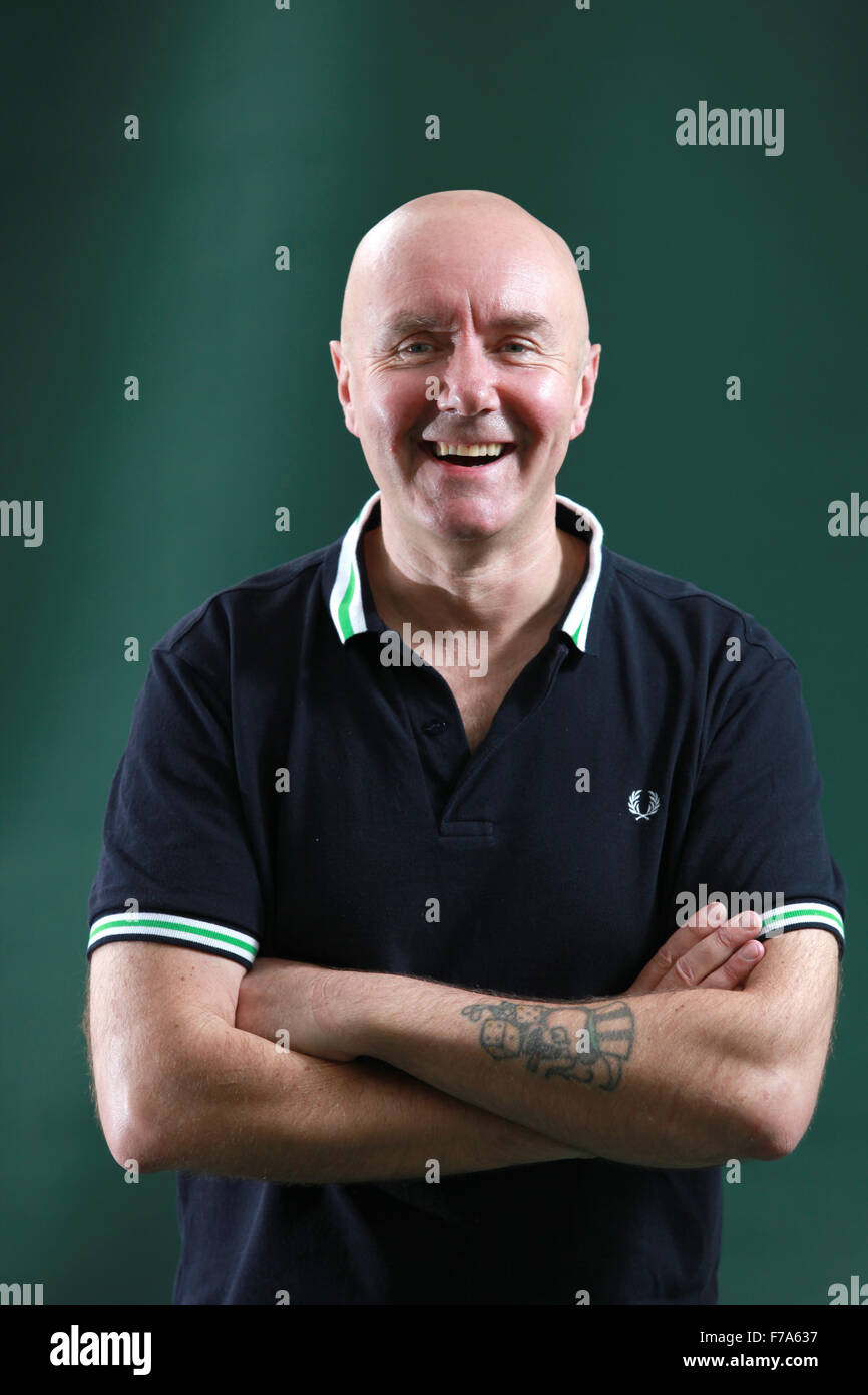 Ein Porträt von Irvine Welsh in Charlotte Square Gardens während The Edinburgh International Book Festival. Stockfoto
