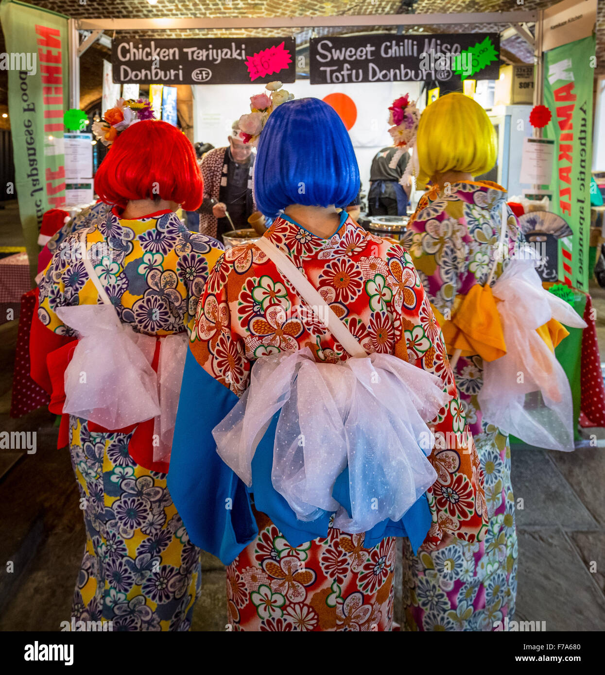 London, UK. 27. November 2015. Hyper Japan Weihnachtsmarkt 2015 bei Tabak Dock Credit: Guy Corbishley/Alamy Live-Nachrichten Stockfoto