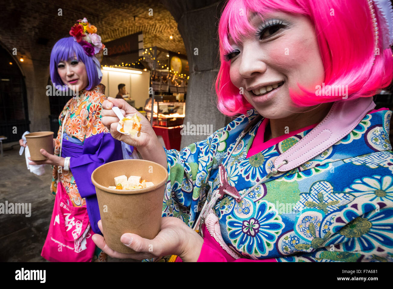 London, UK. 27. November 2015. Hyper Japan Weihnachtsmarkt 2015 bei Tabak Dock Credit: Guy Corbishley/Alamy Live-Nachrichten Stockfoto